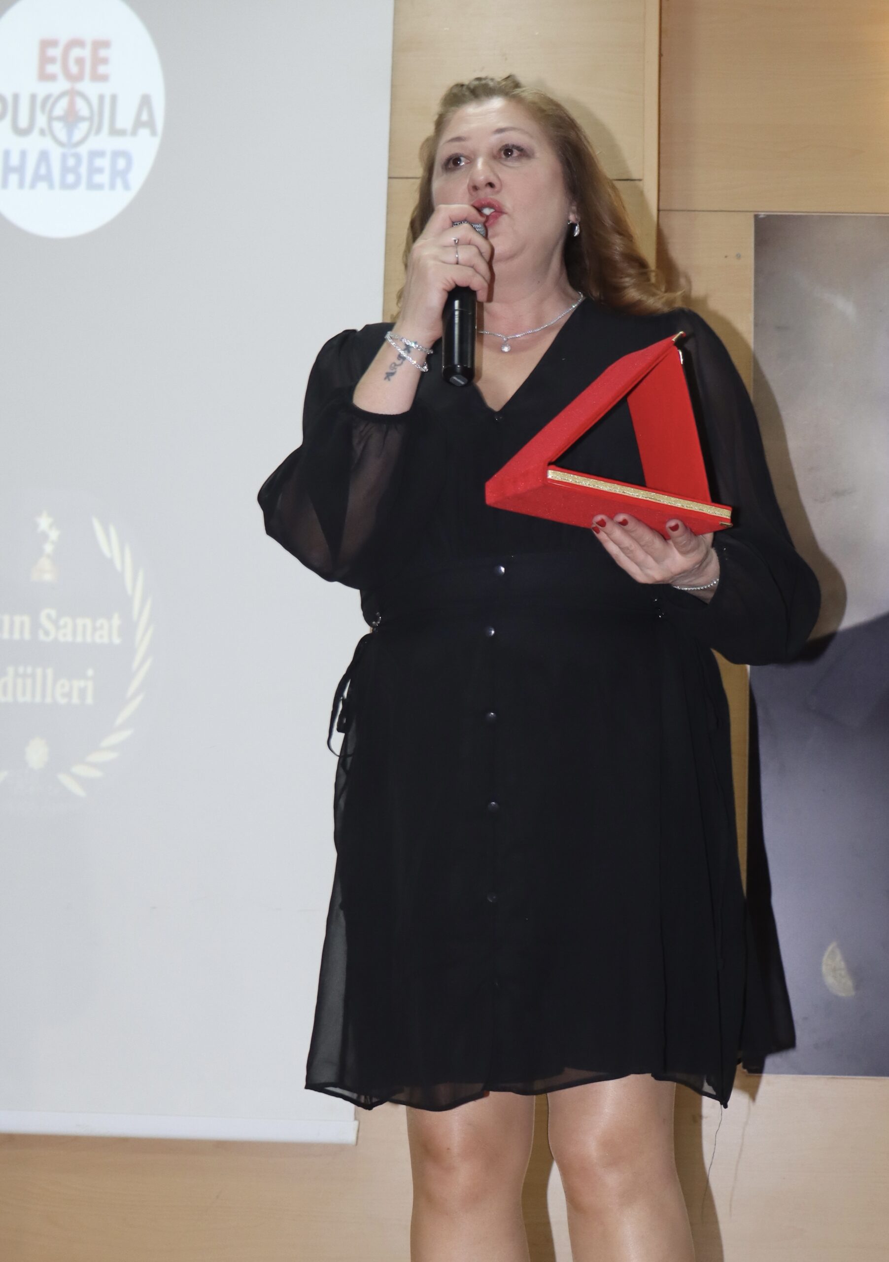 Serenay Güler’e “Geleceğe İz Bırakan Kadın Yazar” Ödülü