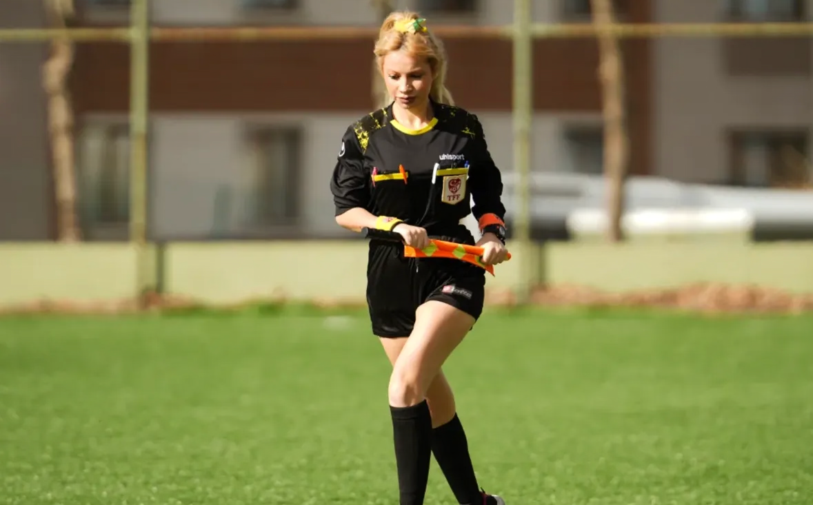Kadın Futbol Hakemi Kübranur Akarsu