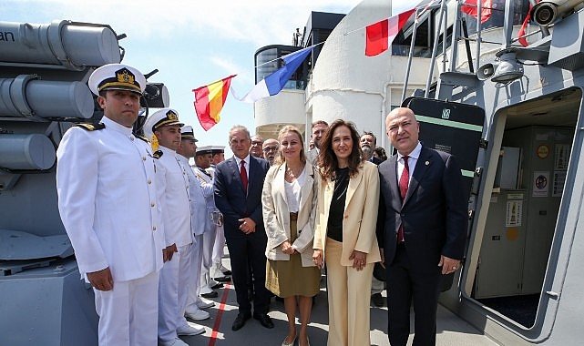 “Karşıyaka Gemisi”nde Zafer Bayramı coşkusu!